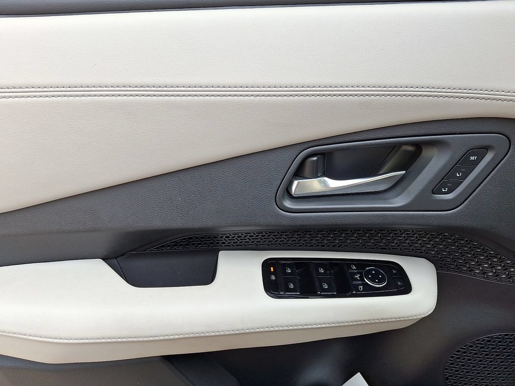 Used 2023 Nissan Ariya FWD image 12