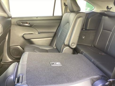 Certified 2024 Toyota Highlander XLE image 5