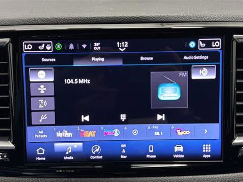 Used 2025 Chrysler Pacifica Limited image 36