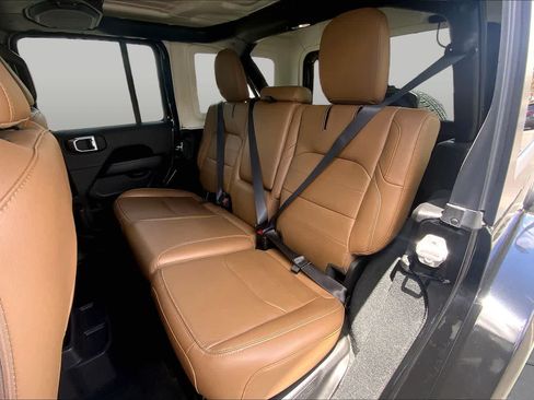 Used 2022 Jeep Wrangler Unlimited Sahara w/ Cold Weather Group AWD/4WD image 19