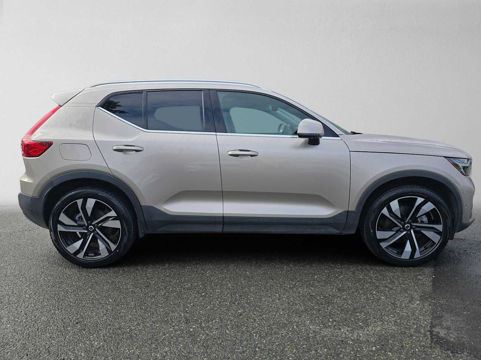 Certified 2024 Volvo XC40 B5 Plus w/ Protection Package Premier AWD/4WD image 3