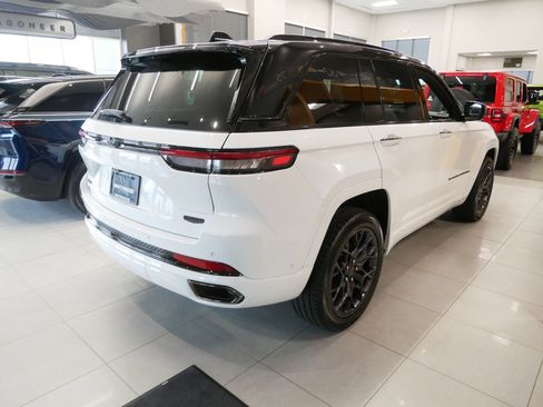 New 2025 Jeep Grand Cherokee Summit image 2