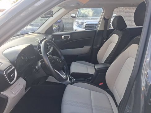 Used 2025 Hyundai Venue SEL FWD image 4