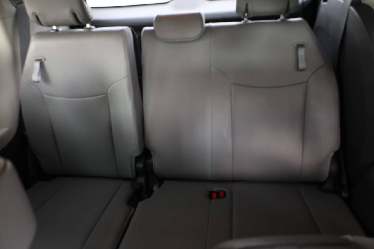 Used 2023 Toyota Sienna XLE FWD image 17