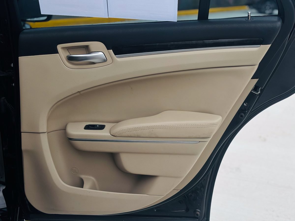 Used 2014 Chrysler 300 AWD image 39