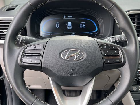 Used 2025 Hyundai Venue SEL FWD image 18