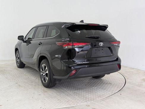 Used 2024 Toyota Highlander XLE image 3