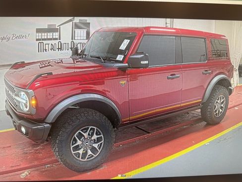 Used 2025 Ford Bronco Badlands image 2