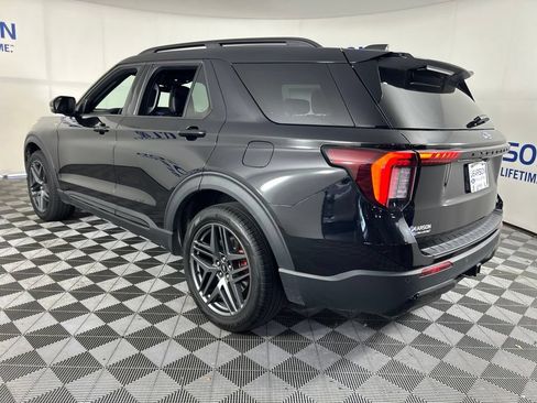 Used 2025 Ford Explorer ST-Line w/ ST-Line Street Pack AWD/4WD image 7