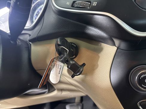Used 2020 Jeep Cherokee Latitude FWD image 19