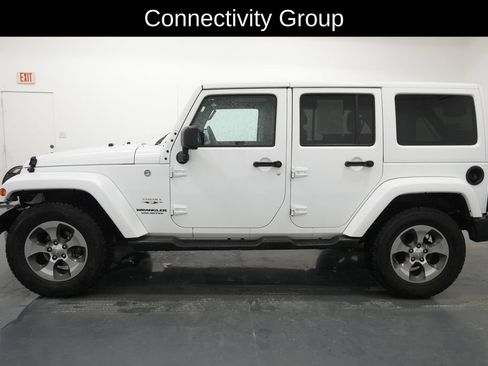 Used 2017 Jeep Wrangler Unlimited Sahara w/ Connectivity Group AWD/4WD image 4