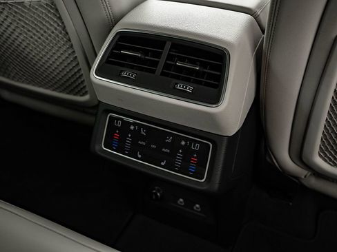 Used 2022 Audi e-tron Premium Plus w/ Premium Plus Package AWD/4WD image 36