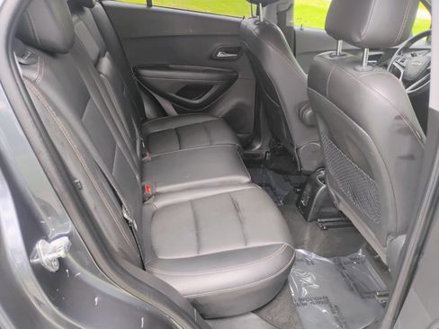 Used 2021 Chevrolet Trax LT w/ Premium Seat Package AWD/4WD image 9