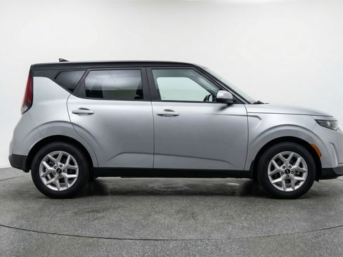 Used 2025 Kia Soul LX w/ LX Technology Package image 11