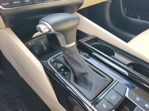 Used 2017 Kia Cadenza Technology image 26