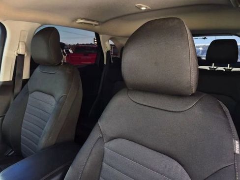 Used 2019 Ford Edge SE image 16