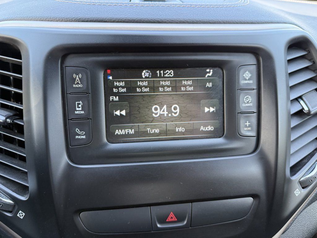 Used 2016 Jeep Cherokee Latitude AWD/4WD image 24