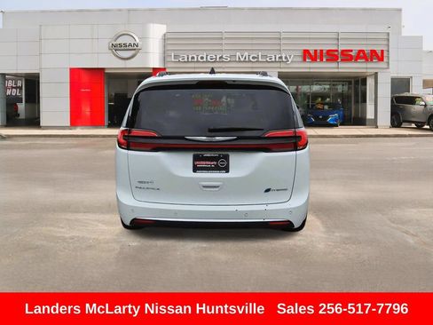 Used 2025 Chrysler Pacifica Pinnacle FWD image 5