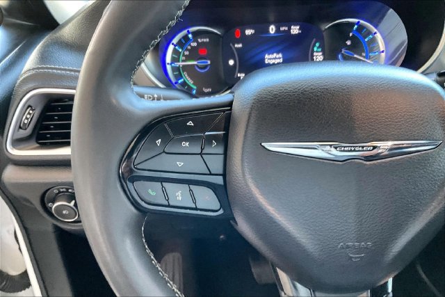 Used 2023 Chrysler Pacifica Limited w/ Uconnect Theater Family Group FWD image 18