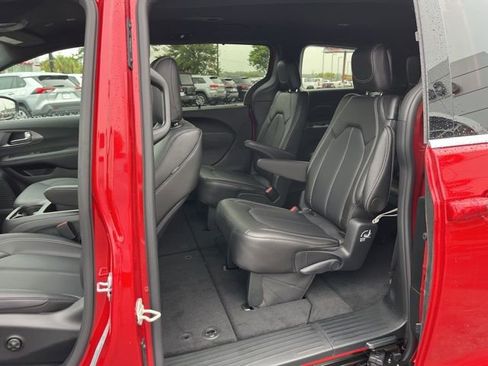 New 2026 Chrysler Pacifica Select image 10