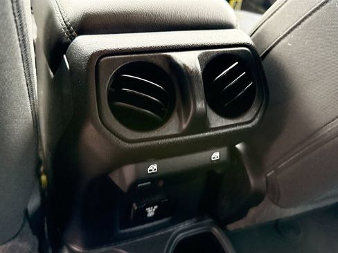 Used 2022 Jeep Wrangler Unlimited Sahara w/ Cold Weather Group AWD/4WD image 27
