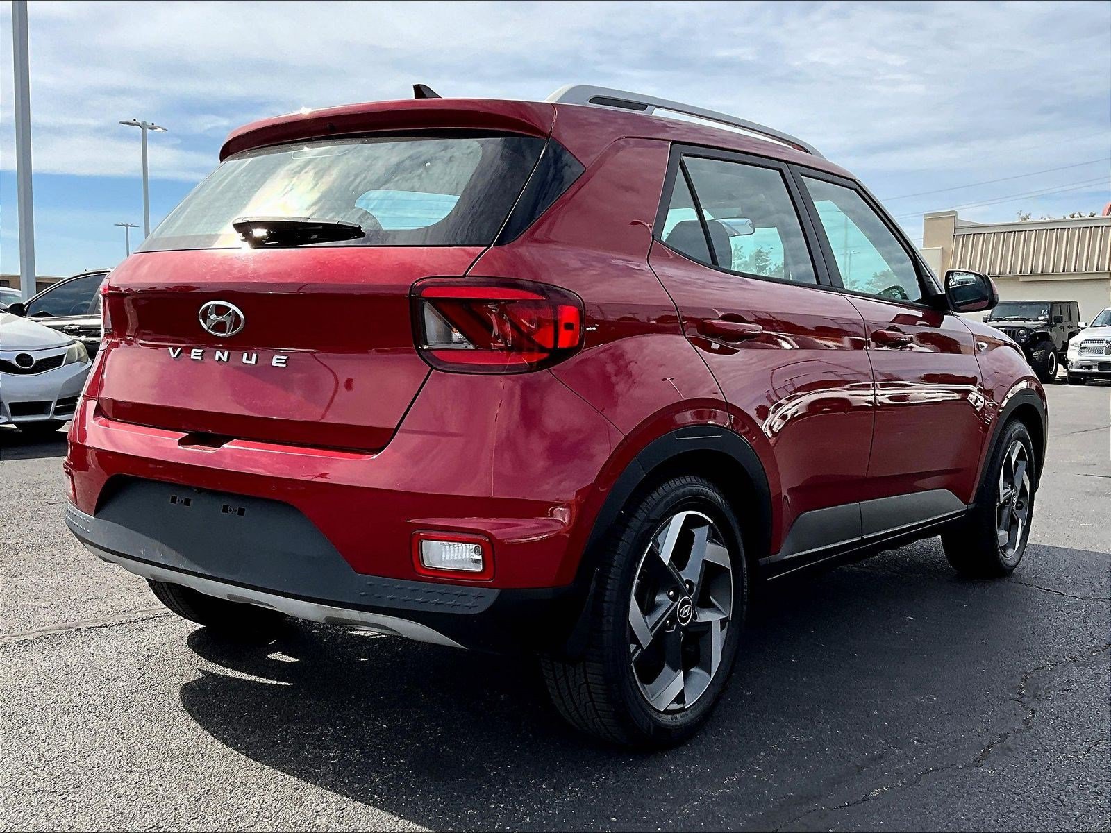 Used 2022 Hyundai Venue SEL FWD image 6