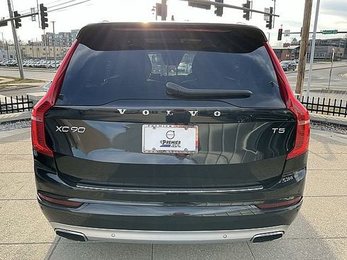 Used 2020 Volvo XC90 T5 Momentum w/ Protection Package Premier image 9