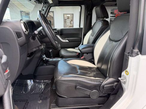 Used 2017 Jeep Wrangler Sahara w/ Connectivity Group AWD/4WD image 15