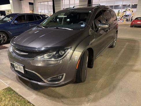 Used 2017 Chrysler Pacifica Limited image 2