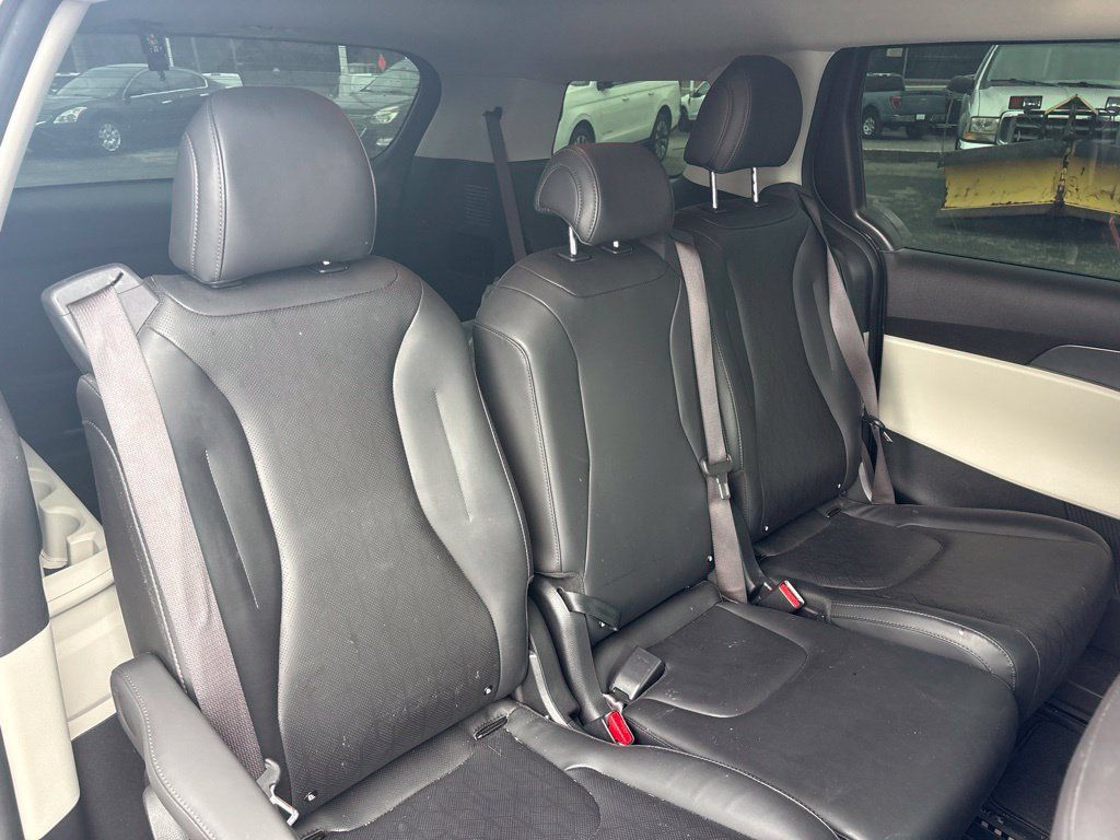 Used 2023 Kia Carnival LX FWD image 10
