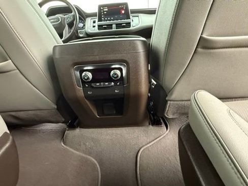 Used 2022 GMC Yukon SLT w/ SLT Luxury Package image 16