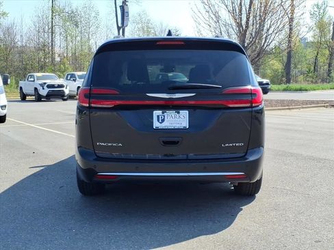 Used 2023 Chrysler Pacifica Limited FWD image 31