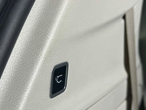 Used 2024 Chrysler Pacifica Touring-L image 26