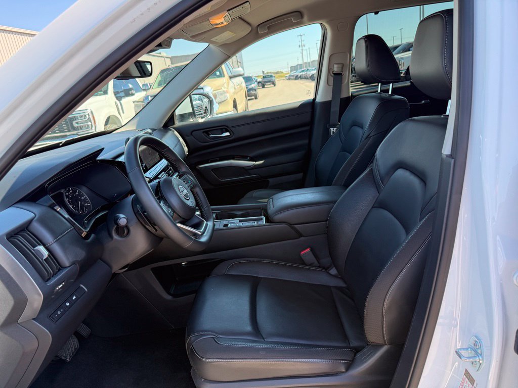 Used 2025 Nissan Pathfinder SL w/ Cargo Package FWD image 5