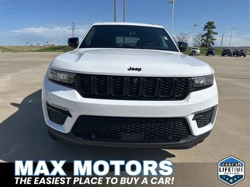 Used 2024 Jeep Grand Cherokee Limited w/ Luxury Tech Group II AWD/4WD image 11