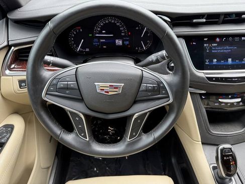 Used 2017 Cadillac XT5 Luxury w/ Driver Awareness Package FWD image 14