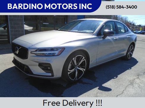 Used 2025 Volvo S60 B5 Core image 1