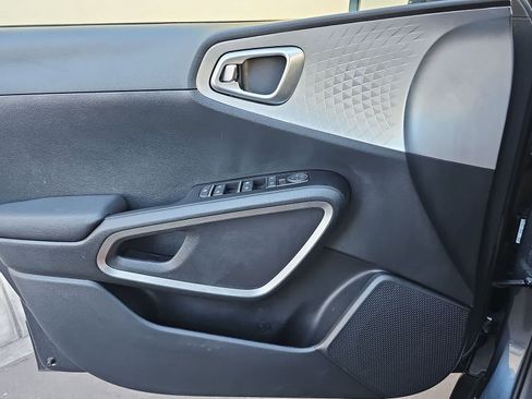 Used 2025 Kia Soul LX w/ LX Technology Package FWD image 26