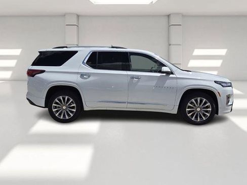 Used 2023 Chevrolet Traverse Premier FWD image 6