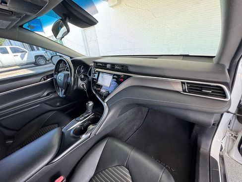 Used 2018 Toyota Camry SE FWD image 16