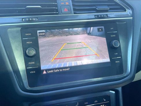 Used 2022 Volkswagen Tiguan SE w/ Panoramic Sunroof Package image 17