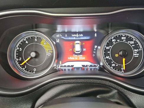Used 2019 Jeep Cherokee Limited w/ Luxury Group AWD/4WD image 18