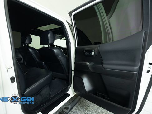 Used 2019 Toyota Tacoma TRD Sport AWD/4WD image 37