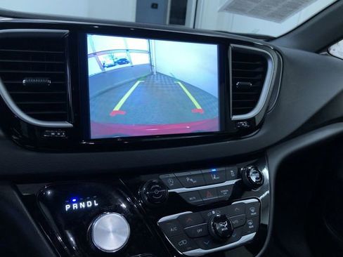 Used 2025 Chrysler Pacifica Select image 28