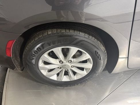 Used 2018 Chrysler Pacifica Touring-L image 10