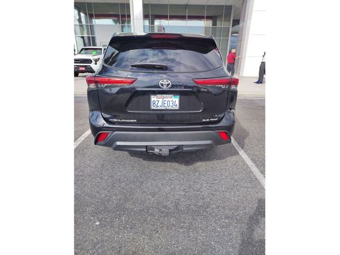 Used 2022 Toyota Highlander XLE AWD/4WD image 5