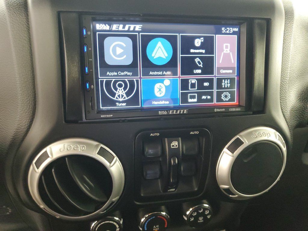 Used 2018 Jeep Wrangler Unlimited Rubicon w/ Connectivity Group AWD/4WD image 21