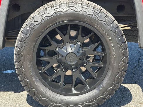 Used 2017 GMC Sierra 1500 SLE w/ Suspension Package, Off-Road AWD/4WD image 38