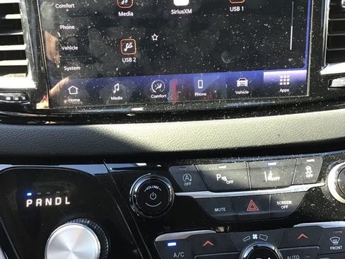 Used 2023 Chrysler Pacifica Touring-L image 14