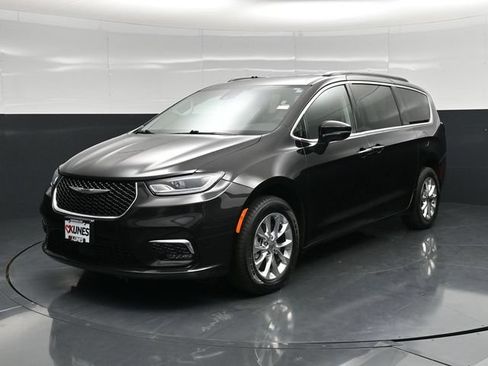 Certified 2022 Chrysler Pacifica Touring-L AWD/4WD image 7